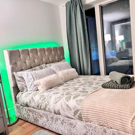 Tropical Room With Private Bathroom And Patio Londen Buitenkant foto