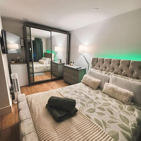 Tropical Room With Private Bathroom And Patio Londen Buitenkant foto