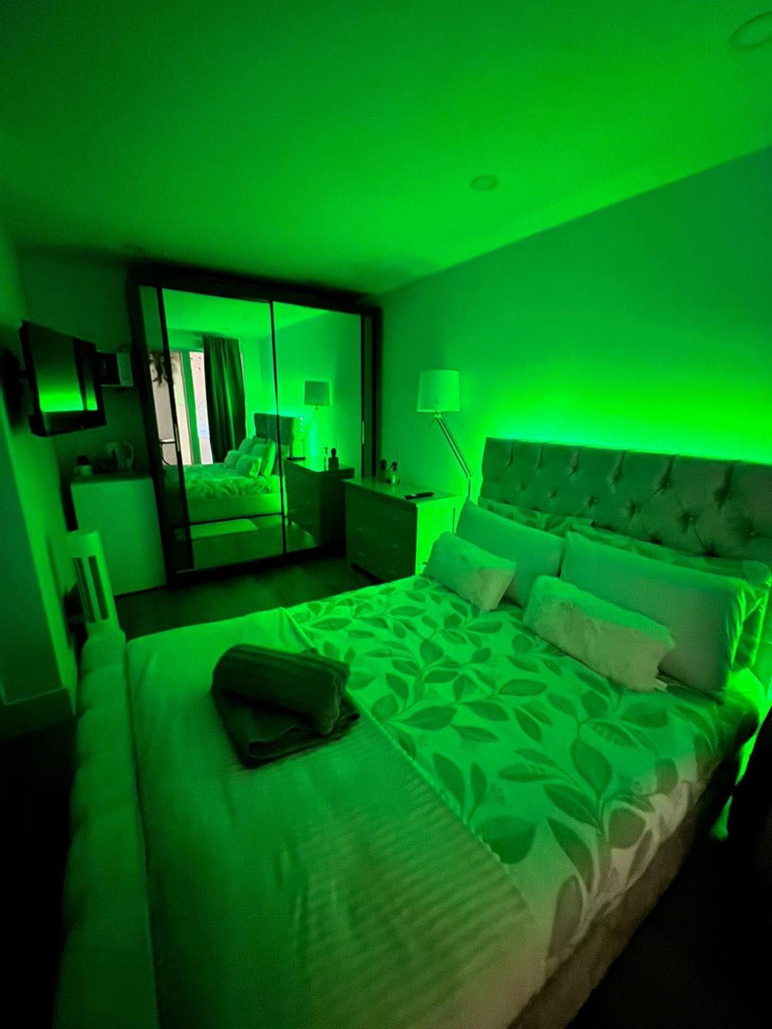 Tropical Room With Private Bathroom And Patio Londen Buitenkant foto