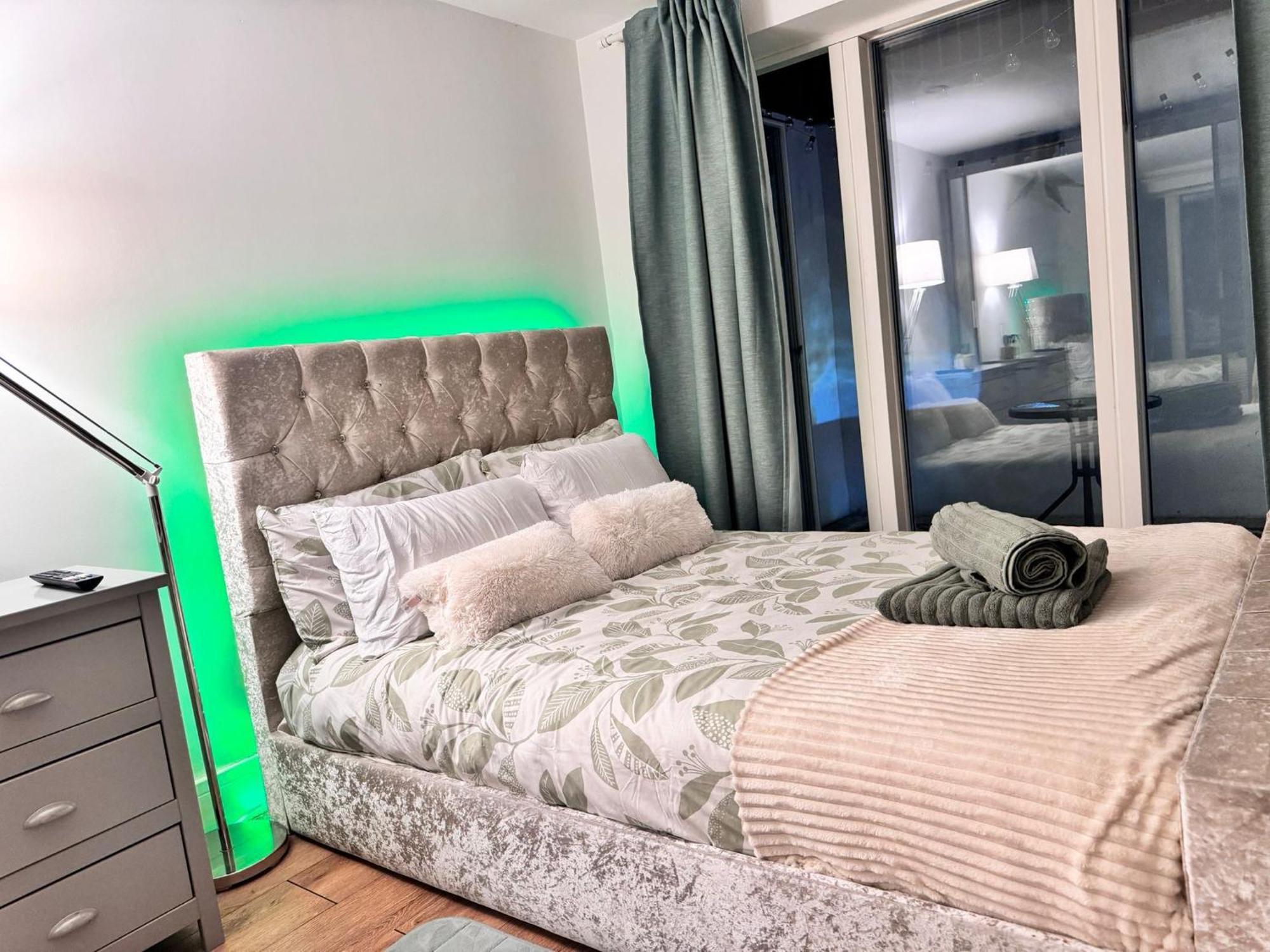 Tropical Room With Private Bathroom And Patio Londen Buitenkant foto