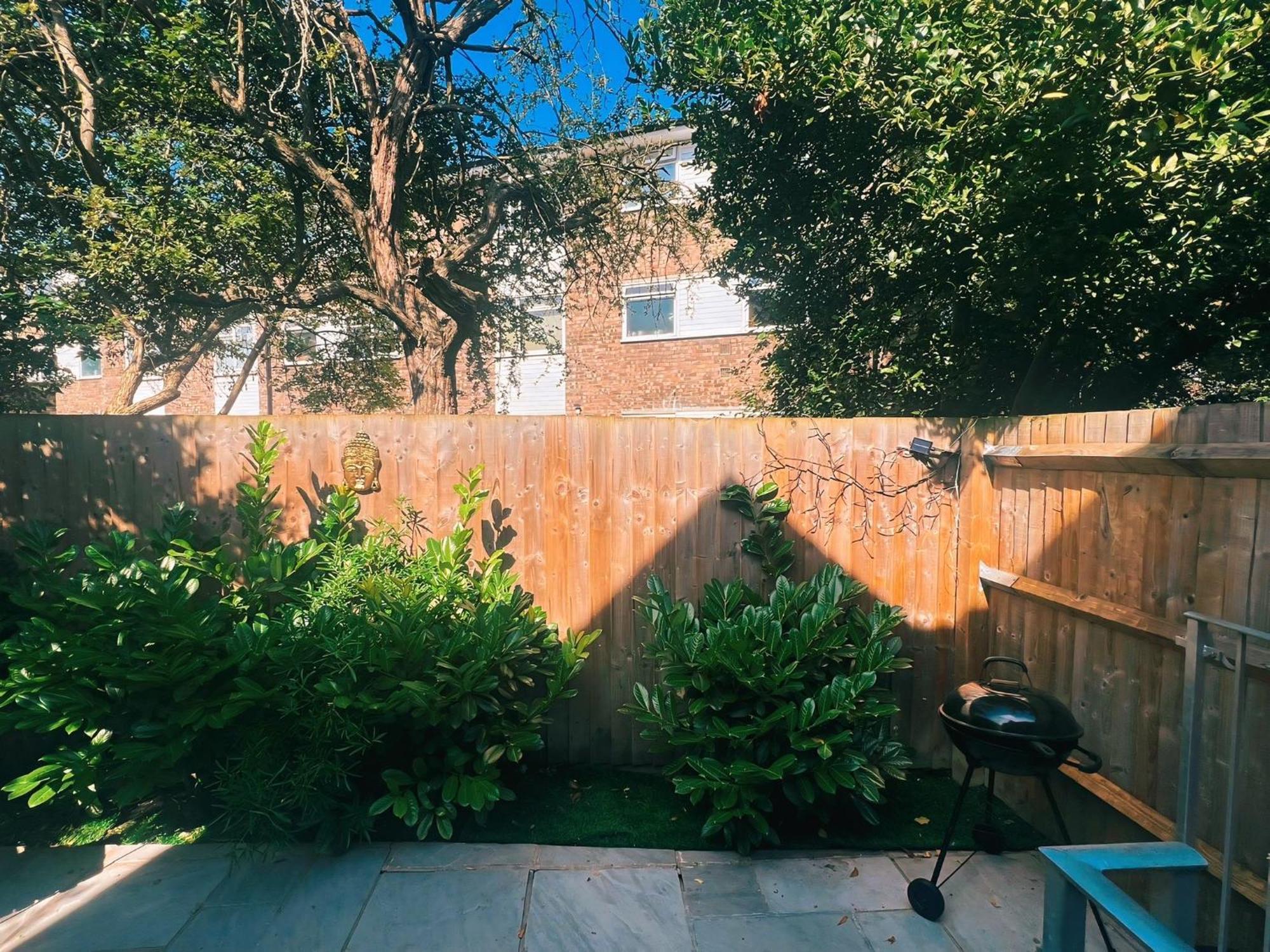 Tropical Room With Private Bathroom And Patio Londen Buitenkant foto