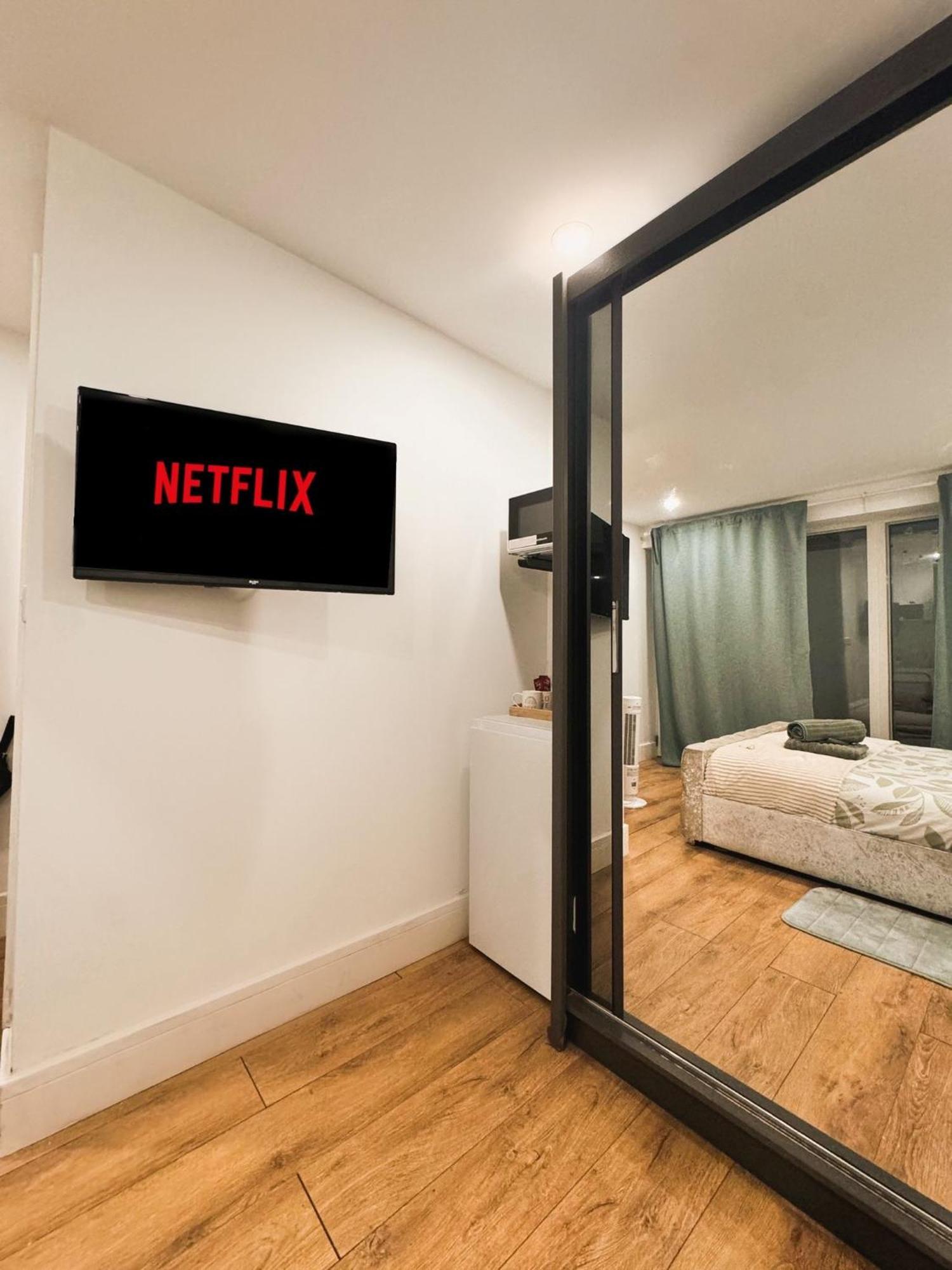 Tropical Room With Private Bathroom And Patio Londen Buitenkant foto