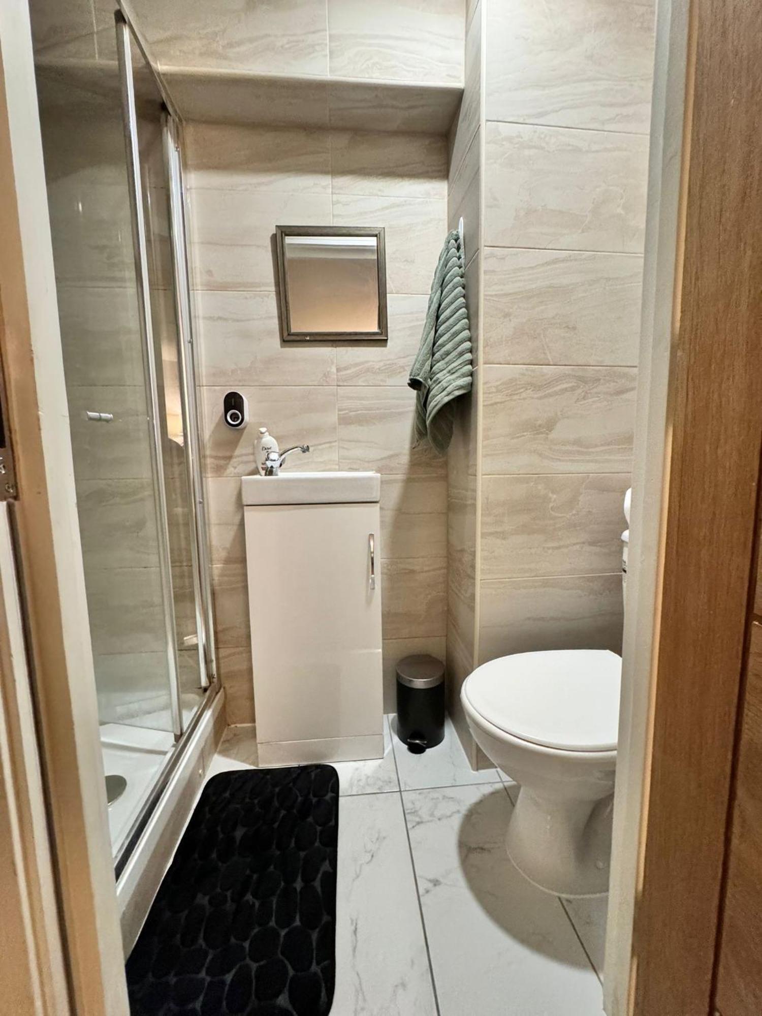 Tropical Room With Private Bathroom And Patio Londen Buitenkant foto