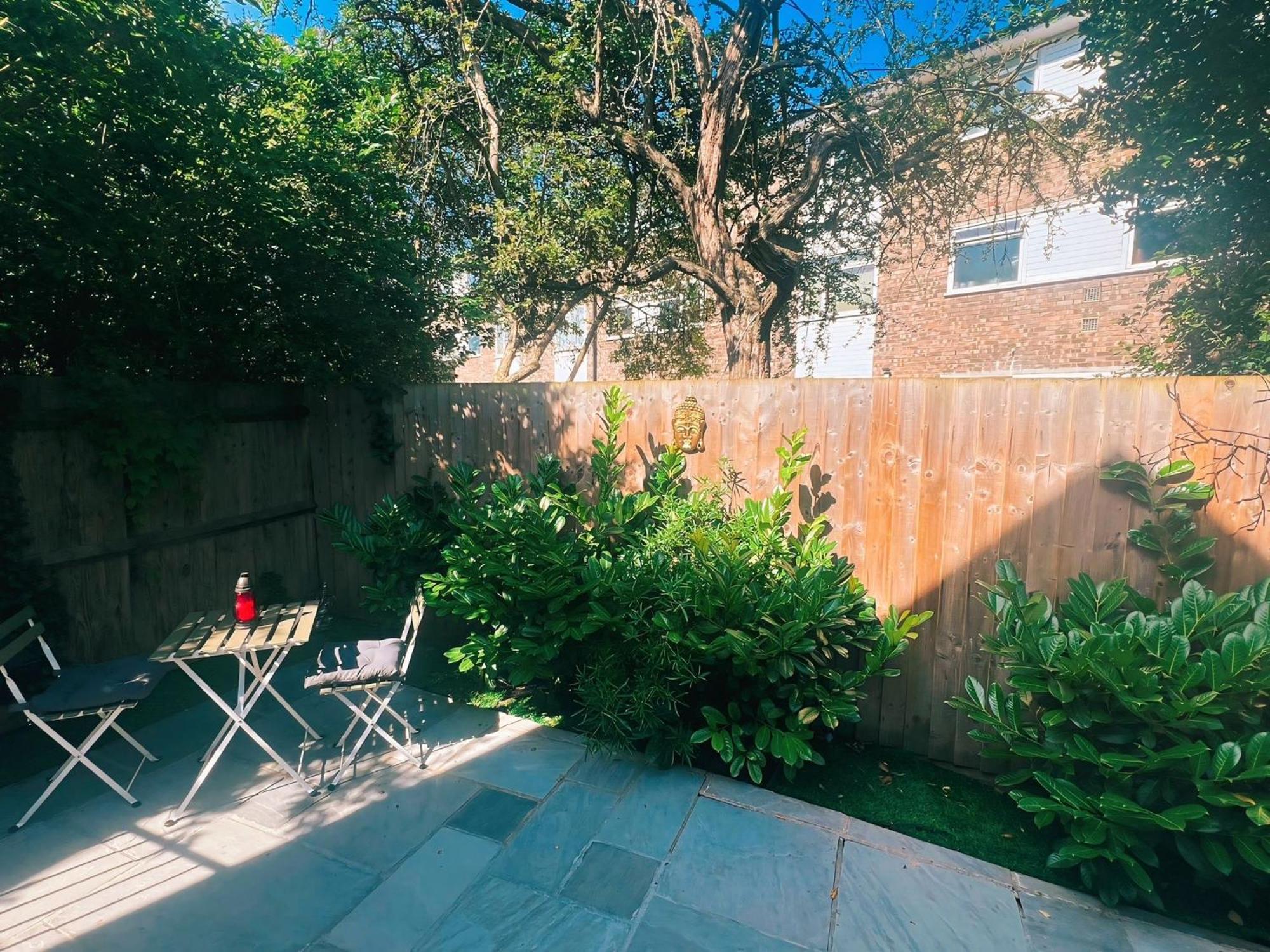 Tropical Room With Private Bathroom And Patio Londen Buitenkant foto